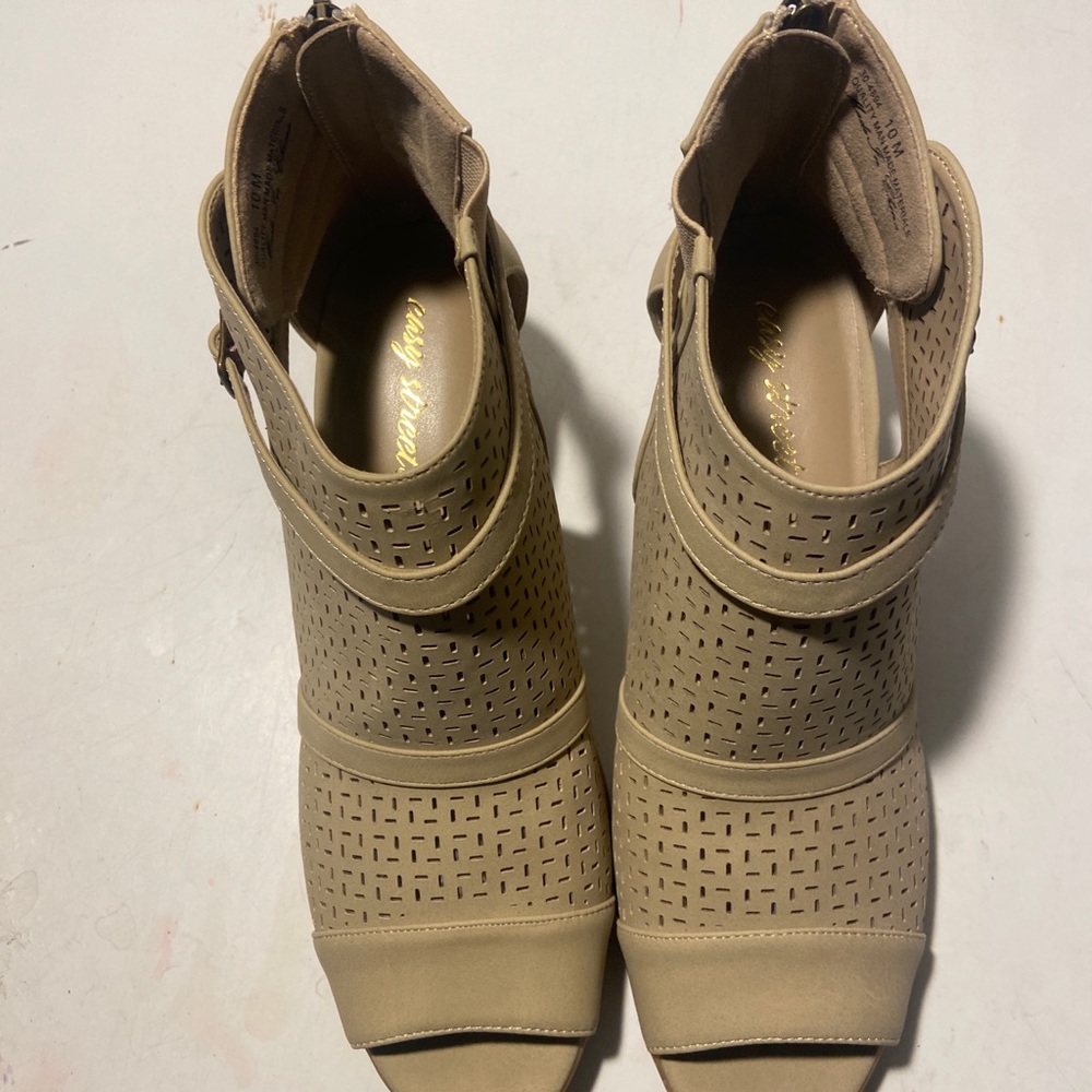 Easy street tan cutout ankle booties 2” block heels size 10 NWT - Picture 6 of 6